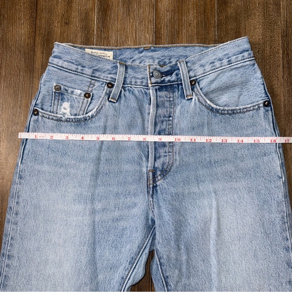 Vintage 501 Levi’s high waisted straight tapered leg button fly mom jean 23 crop